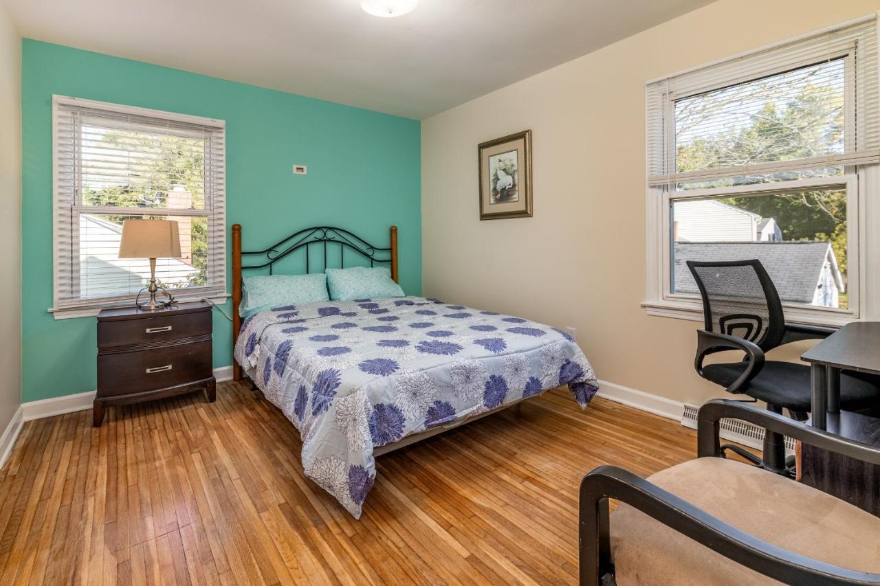 Centrally Located Spacious Abode Шарлът Екстериор снимка